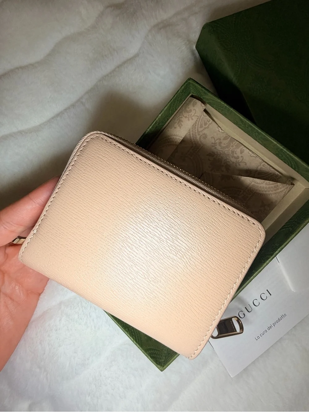 Gucci Beige Script Zip Wallet with Gold Logo - Picture 6 of 8